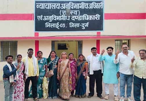 बागडुमर पंचायत में सरपंच के खिलाफ अविश्वास प्रस्ताव, ग्रामीण एसडीएम कार्यालय पहुंचे