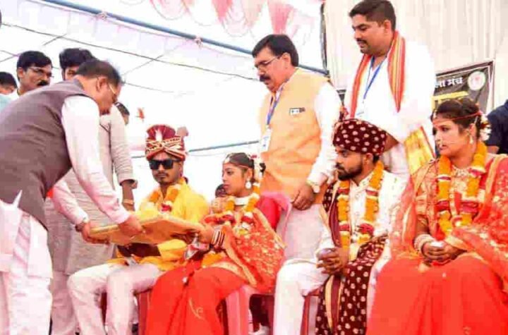 सामूहिक विवाह में 13 नवदंपतियों को मुख्यमंत्री का आशीर्वाद मिला