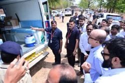 राज्यपाल रमेन डेका ने बेहराखार में मोबाइल मेडिकल यूनिट का अवलोकन किया