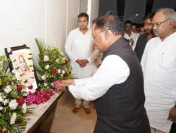 मुख्यमंत्री विष्णु देव साय ने प्रेमलता अग्रवाल को श्रद्धांजलि दी