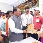 माड़वी कोसा ने अपना घर बनाया, मुख्यमंत्री ने चाबी सौंपी