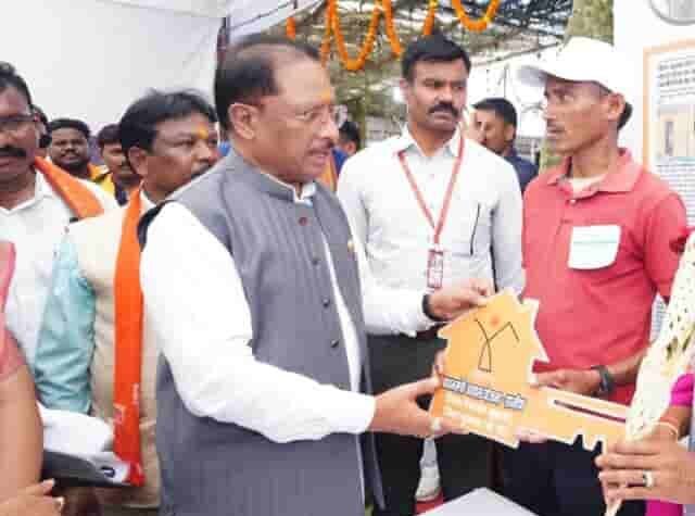माड़वी कोसा ने अपना घर बनाया, मुख्यमंत्री ने चाबी सौंपी