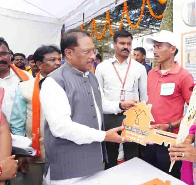 माड़वी कोसा ने अपना घर बनाया, मुख्यमंत्री ने चाबी सौंपी