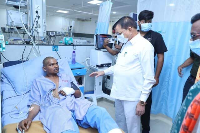 सिंघीतराई प्लांट हादसे में मंत्री लखनलाल देवांगन ने घायलों का हालचाल लिया