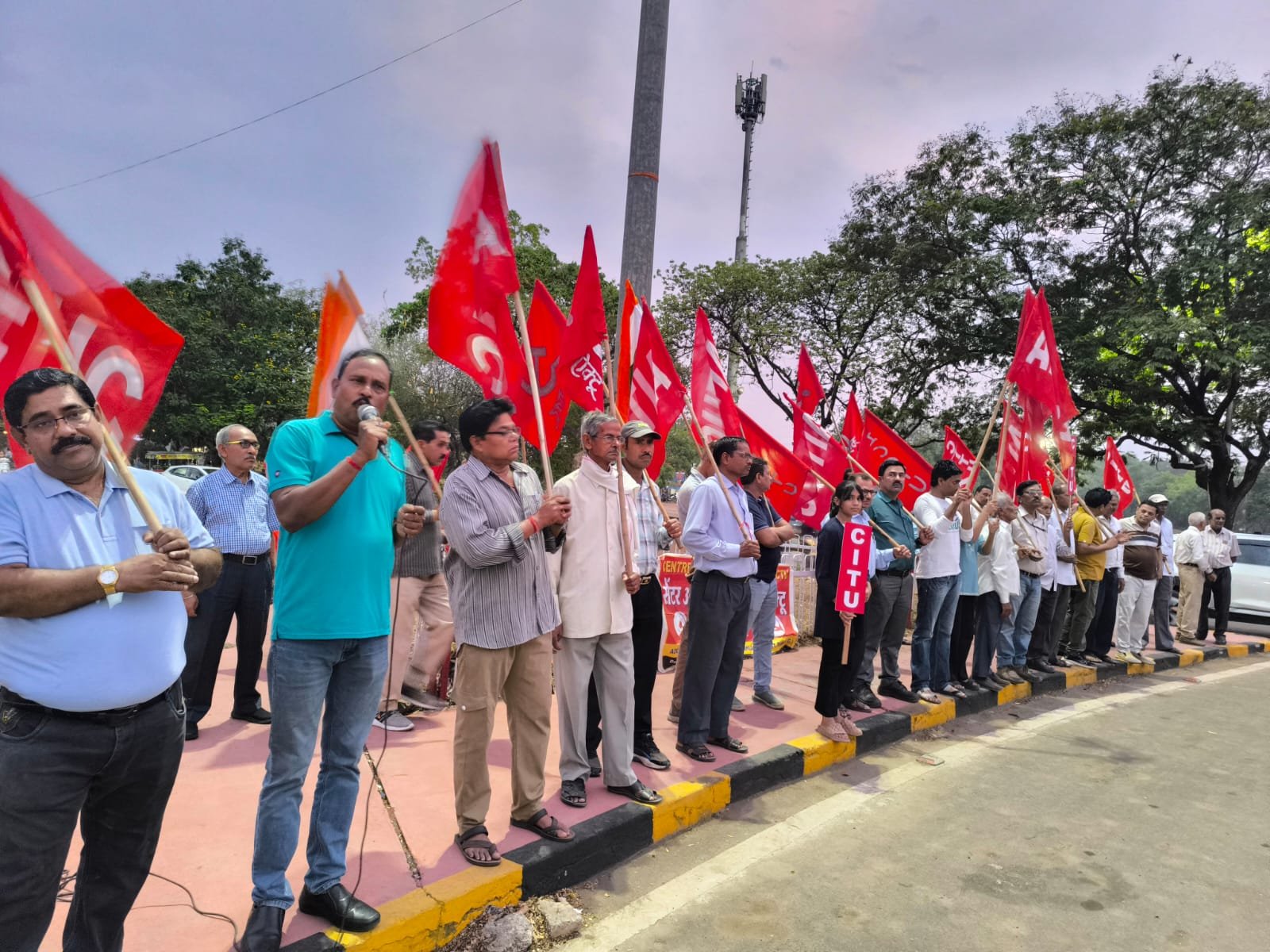 भिलाई में ट्रेड यूनियनों ने लेबर कोड के विरोध में प्रदर्शन किया