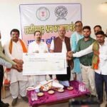 बृजमोहन अग्रवाल ने 500 श्रमिकों को साइकिल और सम्मान दिया