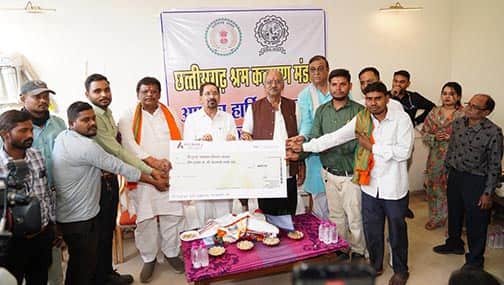 बृजमोहन अग्रवाल ने 500 श्रमिकों को साइकिल और सम्मान दिया