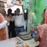 सुशासन तिहार में ‘लखपति दीदी’ सुमिला की दुकान पहुंचे CM साय, लौंग-इलायची से हुआ स्वागत