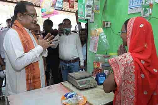 सुशासन तिहार में ‘लखपति दीदी’ सुमिला की दुकान पहुंचे CM साय, लौंग-इलायची से हुआ स्वागत