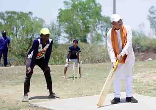 CM बच्चों संग मैदान में उतरे, सुशासन तिहार में खेला क्रिकेट