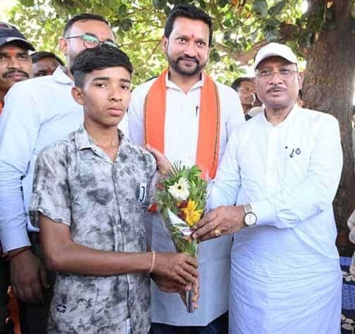 मुख्यमंत्री विष्णु देव साय ने गिरवर पटेल को सम्मानित किया