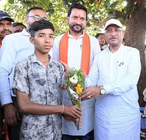 मुख्यमंत्री विष्णु देव साय ने गिरवर पटेल को सम्मानित किया