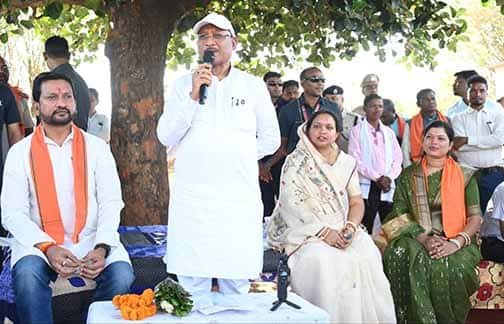 कटहल–गुलमोहर की छांव में सजी चौपाल, CM ने सरोधी में सुनी जनता की बात