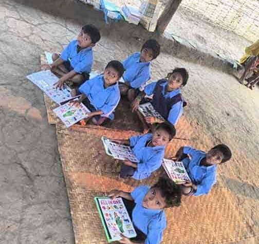 जंगलों के बीच चमकते सपने — अबूझमाड़ में शिक्षा लिख रही नई कहानी