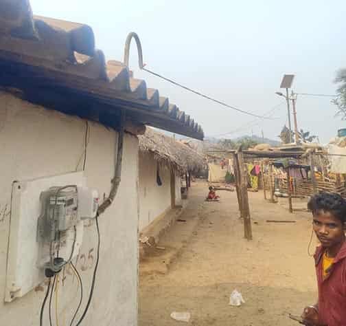 नियद नेल्लानार योजना से गारपा गांव में पहली बार बिजली पहुंची