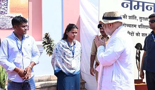 अमित शाह ने अमर वाटिका में शहीदों को श्रद्धांजलि दी और परिजनों से मुलाकात की