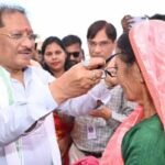 मुख्यमंत्री विष्णु देव साय ने हितग्राहियों को नजर के चश्मे वितरित किए