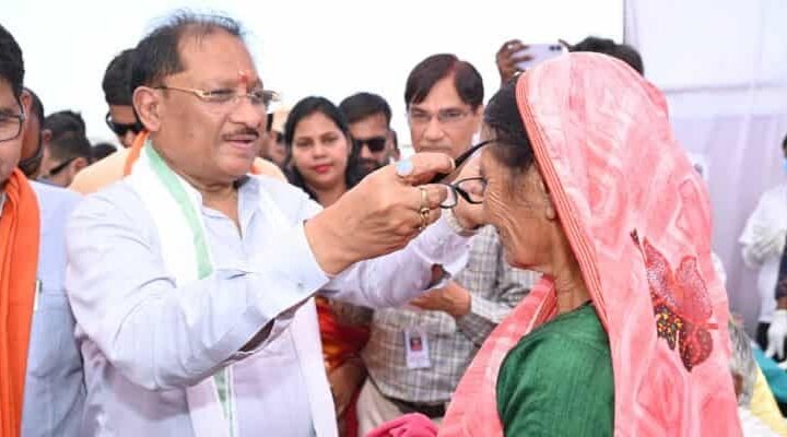 मुख्यमंत्री विष्णु देव साय ने हितग्राहियों को नजर के चश्मे वितरित किए
