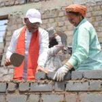 मुख्यमंत्री ने निर्माण स्थल पर श्रमिकों के साथ श्रमदान किया