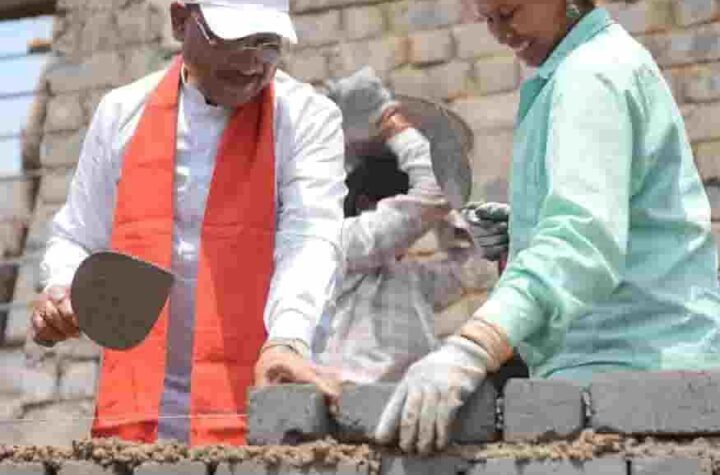 मुख्यमंत्री ने निर्माण स्थल पर श्रमिकों के साथ श्रमदान किया