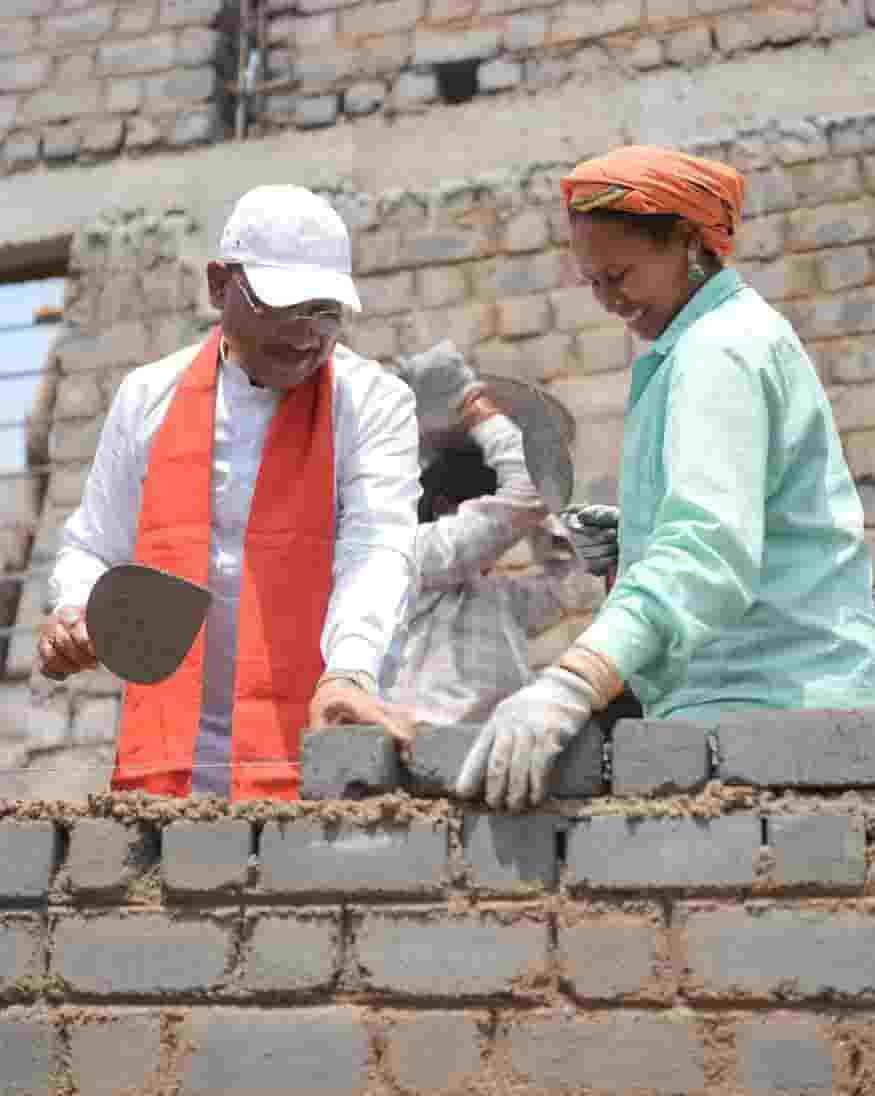मुख्यमंत्री ने निर्माण स्थल पर श्रमिकों के साथ श्रमदान किया