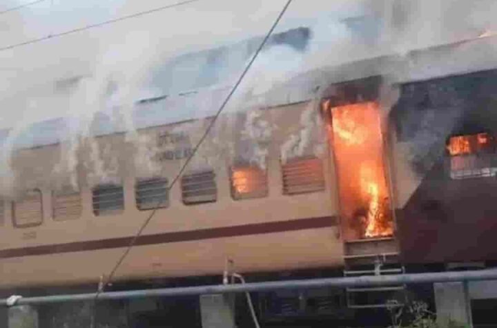 सासाराम-पटना इंटरसिटी की जनरल बोगी में आग लगने से अफरा-तफरी मच गई