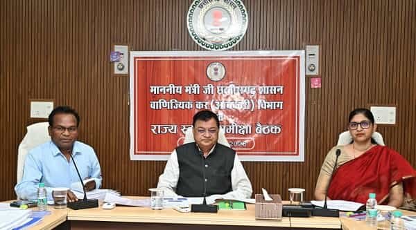 आबकारी मंत्री देवांगन ने अवैध मदिरा परिवहन और बिक्री रोकने के निर्देश दिए