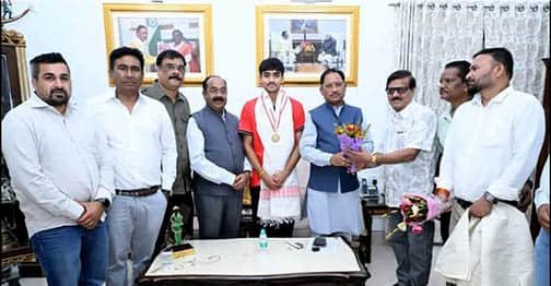 अंडर-18 एशिया कप विजेता हॉकी खिलाड़ी अवि मानिकपुरी ने मुख्यमंत्री विष्णुदेव साय से सौजन्य भेंट की