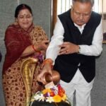 मुख्यमंत्री विष्णु देव साय ने विधानसभा अध्यक्ष डॉ. रमन सिंह को वैवाहिक वर्षगांठ पर दी बधाई