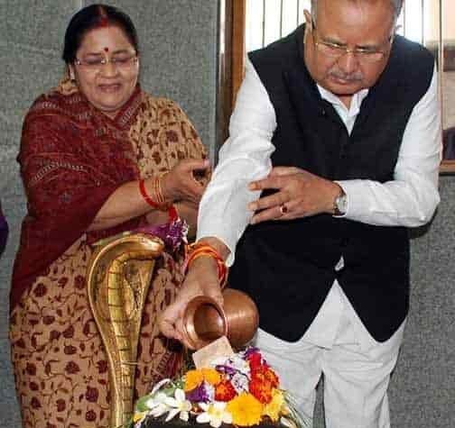 मुख्यमंत्री विष्णु देव साय ने विधानसभा अध्यक्ष डॉ. रमन सिंह को वैवाहिक वर्षगांठ पर दी बधाई