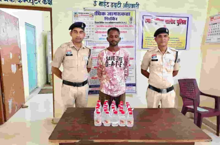 32 पाव देशी शराब के साथ आरोपी गिरफ्तार