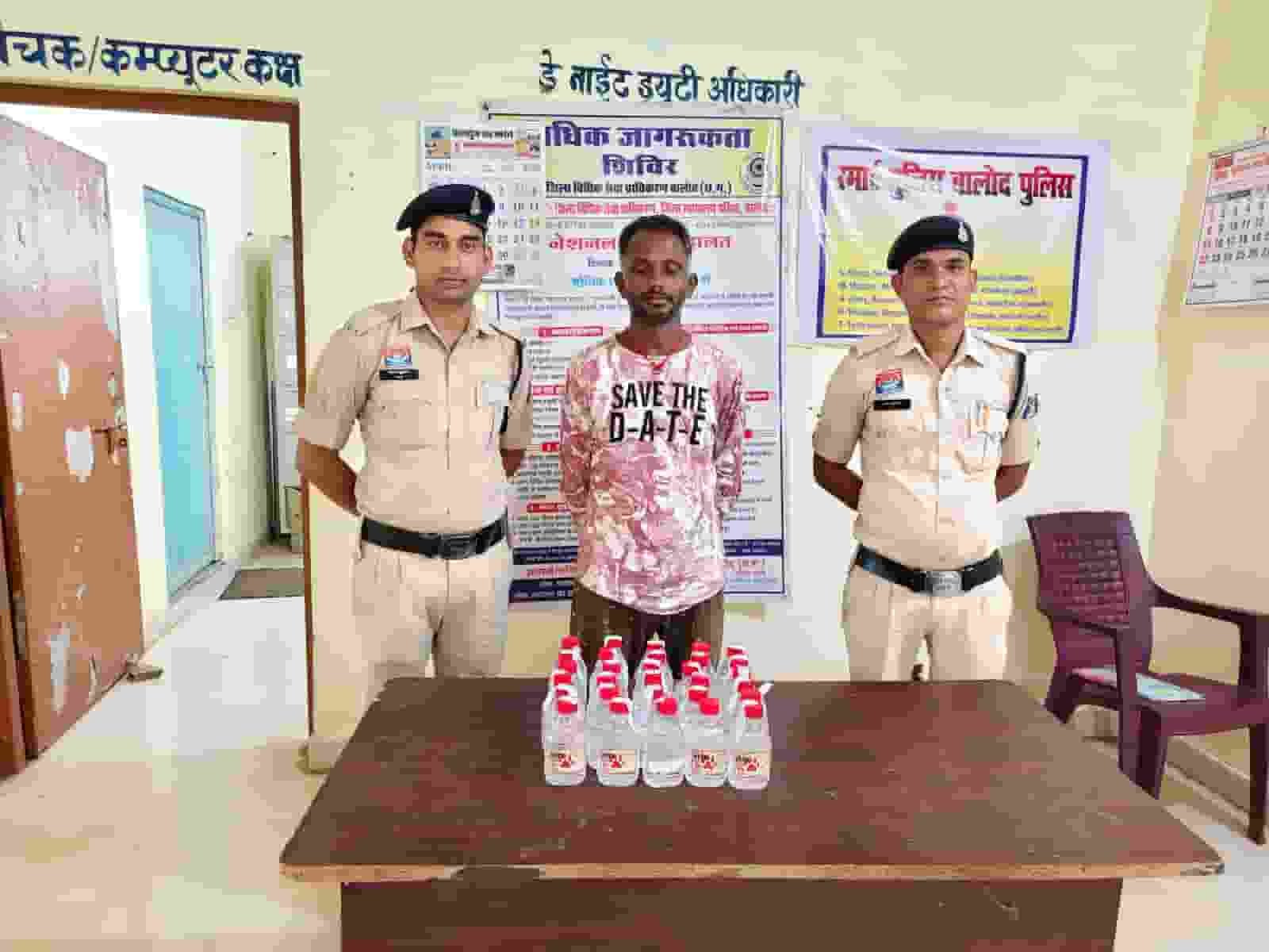 32 पाव देशी शराब के साथ आरोपी गिरफ्तार