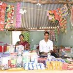 मुख्यमंत्री ने एक किराना दुकान पर रुककर हितग्राही की सफलता और बदलाव की कहानी जानी