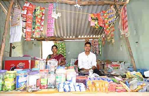 मुख्यमंत्री ने एक किराना दुकान पर रुककर हितग्राही की सफलता और बदलाव की कहानी जानी