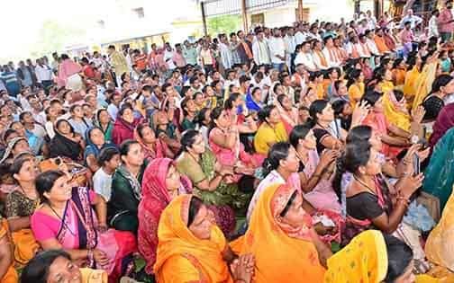 मुख्यमंत्री ने जनचौपाल में जनता की समस्याएं सुनकर विकास कार्यों की सौगात दी
