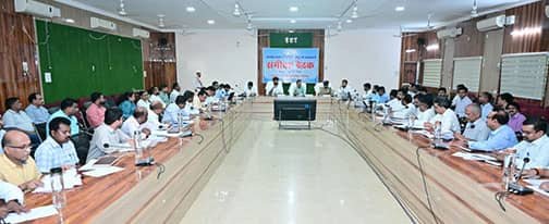 प्रभारी सचिव अंकित आनंद ने जिले के विकास कार्यों की समीक्षा की