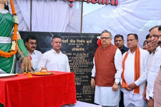 डॉ. रमन सिंह ने छत्तीसगढ़ महतारी और शहीद खोण्डे की प्रतिमा का अनावरण किया