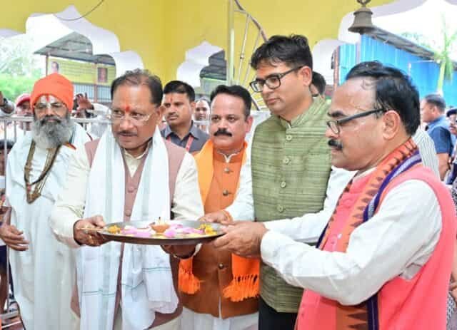 मुख्यमंत्री साय ने भिखमपुरा स्थित पंचमुखी सिद्ध हनुमान मंदिर में पूजा-अर्चना की