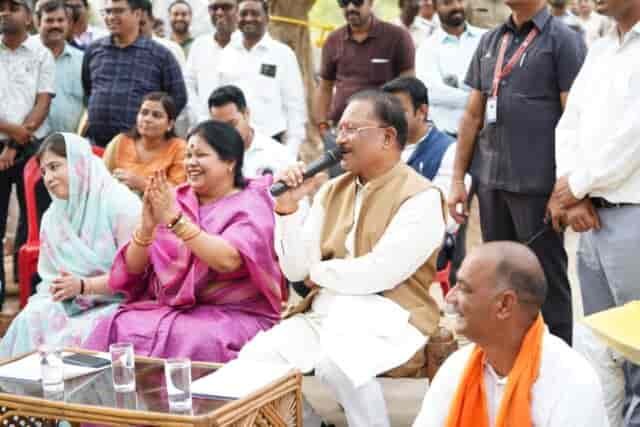 गांव के बीच पहुंचे मुख्यमंत्री: बरगद के पेड़ तले लगी चौपाल में सुनी जनता की बात