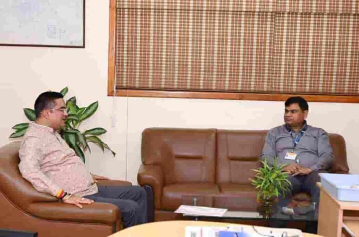 लोहा चोरी की रोकथाम एवं औद्योगिक विकास को लेकर रिकेश सेन और पवन कुमार के बीच विचार-विमर्श