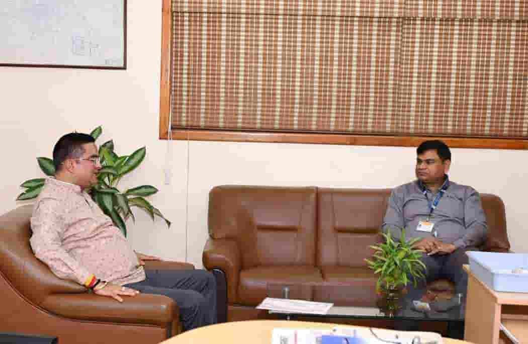 लोहा चोरी की रोकथाम एवं औद्योगिक विकास को लेकर रिकेश सेन और पवन कुमार के बीच विचार-विमर्श