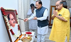 मुख्यमंत्री विष्णुदेव साय ने डॉ. श्यामा प्रसाद मुखर्जी की 125वीं जयंती पर उन्हें नमन किया