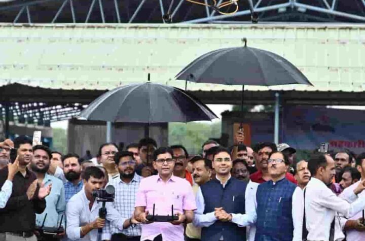 खेतों में गूंजेगी ड्रोन की उड़ान, तकनीक के साथ आसान होगी किसानों की खेती