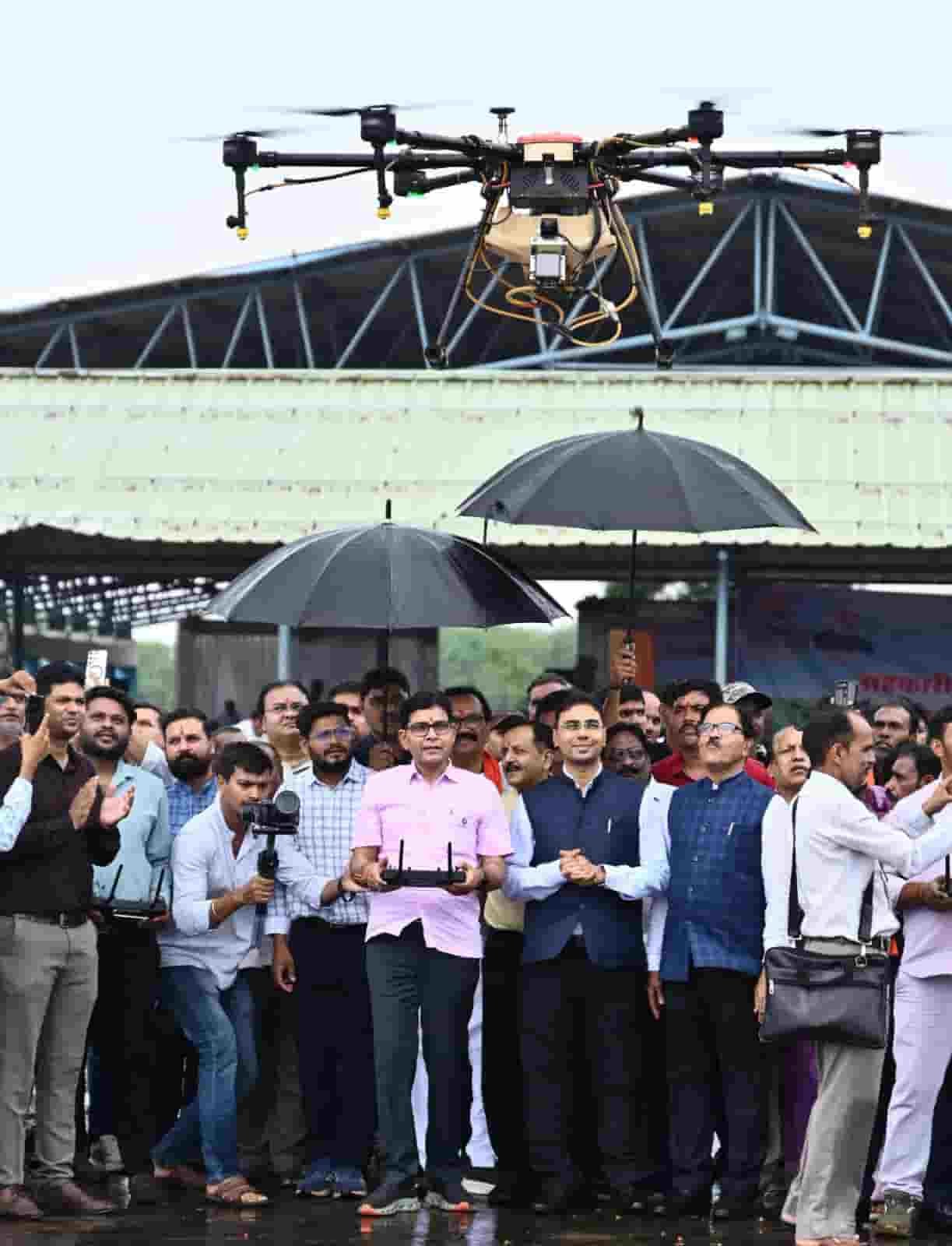 खेतों में गूंजेगी ड्रोन की उड़ान, तकनीक के साथ आसान होगी किसानों की खेती
