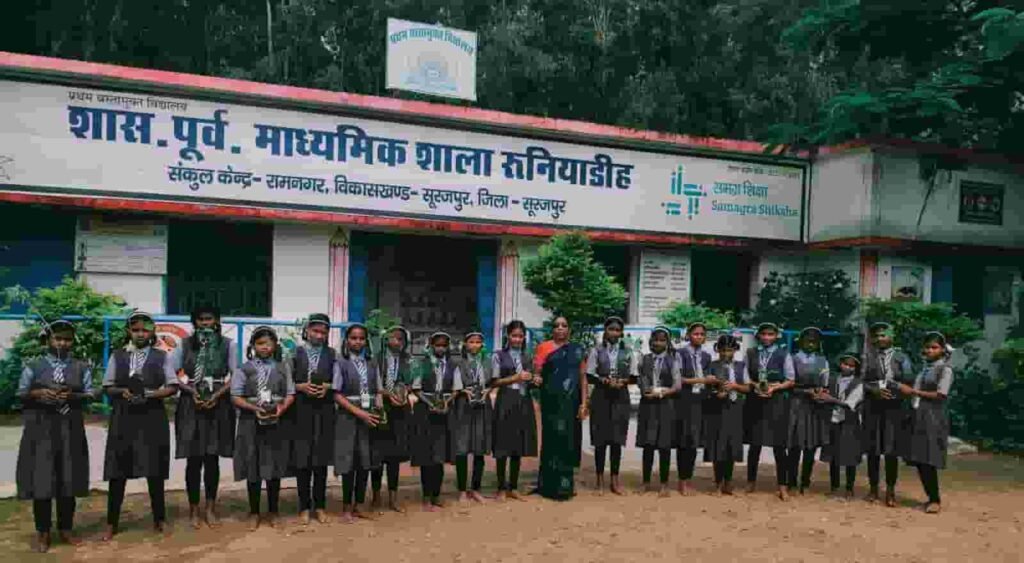 ‘एक पेड़ माँ के नाम’ अभियान में विद्यार्थियों ने किया पौधरोपण