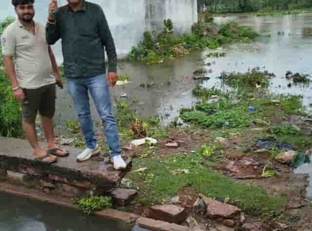 पहली बारिश में नगरवासियों की समस्याओं के बीच पहुंचे नपा अध्यक्ष ईश्वर सिंह ठाकुर, अधिकारियों को दिए तत्काल समाधान के निर्देश