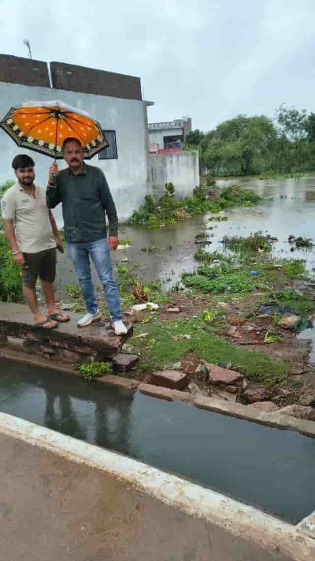 पहली बारिश में नगरवासियों की समस्याओं के बीच पहुंचे नपा अध्यक्ष ईश्वर सिंह ठाकुर, अधिकारियों को दिए तत्काल समाधान के निर्देश
