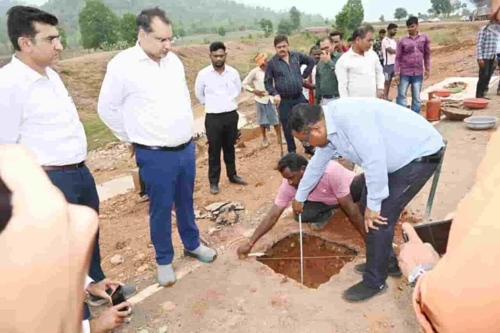 जहां सड़कें थमीं, वहां ट्रैक्टर बना सहारा—दुर्गम गांवों तक पहुंचा तीन माह का राशन