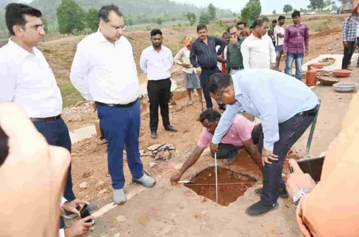 जहां सड़कें थमीं, वहां ट्रैक्टर बना सहारा—दुर्गम गांवों तक पहुंचा तीन माह का राशन