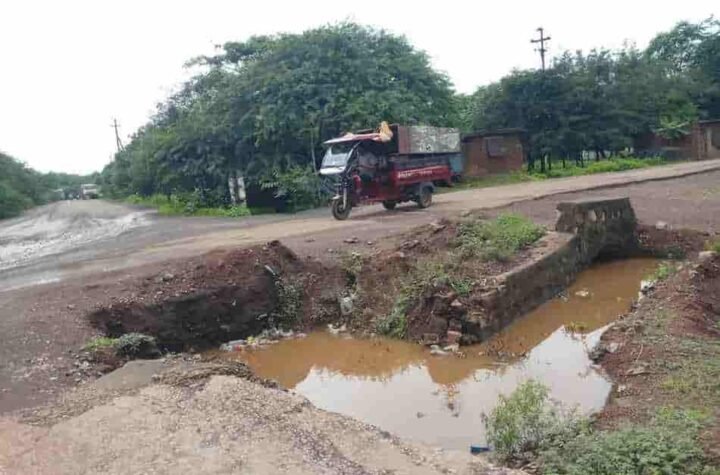 अकलोरडीह चौक का सड़क किनारे गड्ढा बना मुसीबत, हादसों का बढ़ा खतरा